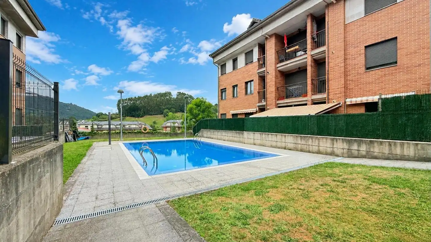 Piscina de Piso en venta en Limpias con Calefacción, Terraza y Amueblado