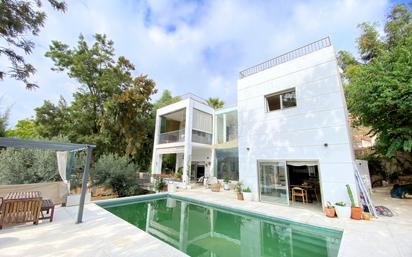 Vista exterior de Casa o xalet en venda en Rincón de la Victoria amb Jardí privat, Terrassa i Piscina