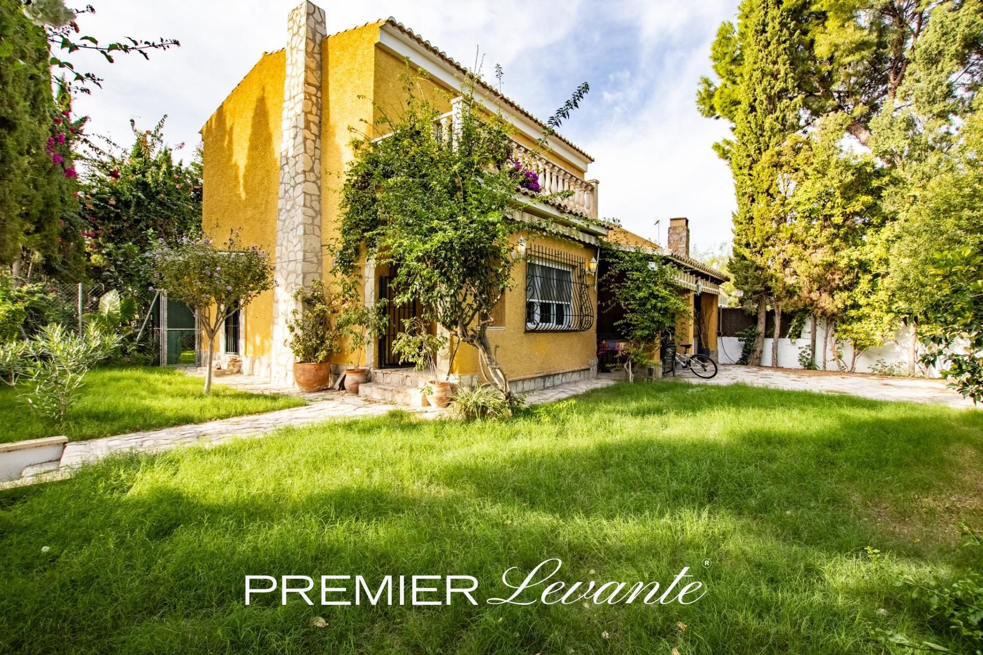 Vista exterior de Casa o xalet de lloguer en El Campello amb Jardí privat, Terrassa i Balcó