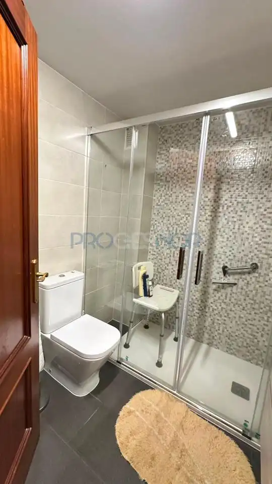 Baño de Piso en venta en León Capital  con Calefacción y Trastero