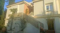 Vista exterior de Casa o xalet en venda en Mairena del Aljarafe amb Aire condicionat, Calefacció i Jardí privat