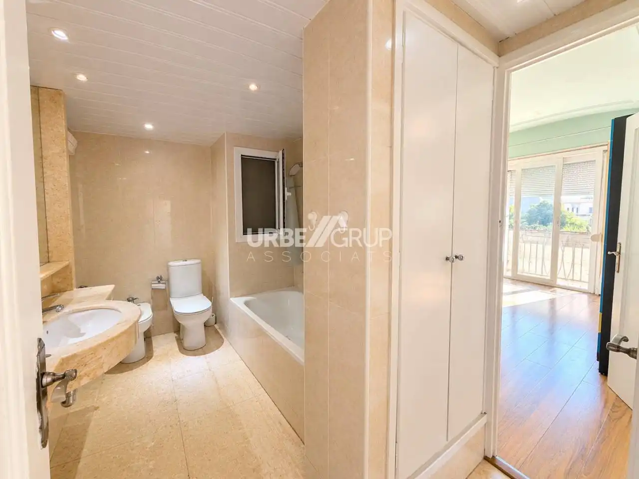 Badezimmer von Wohnung zum Verkauf in Terrassa mit Terrasse und Balkon