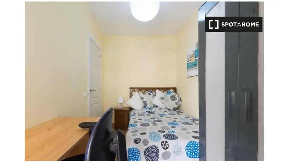 Habitación de Piso de alquiler en Alcalá de Henares con Aire acondicionado, Calefacción y Amueblado