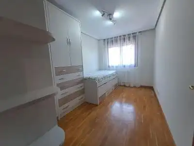 Schlafzimmer von Wohnung zur Miete in Oviedo  mit Parkett und Möbliert