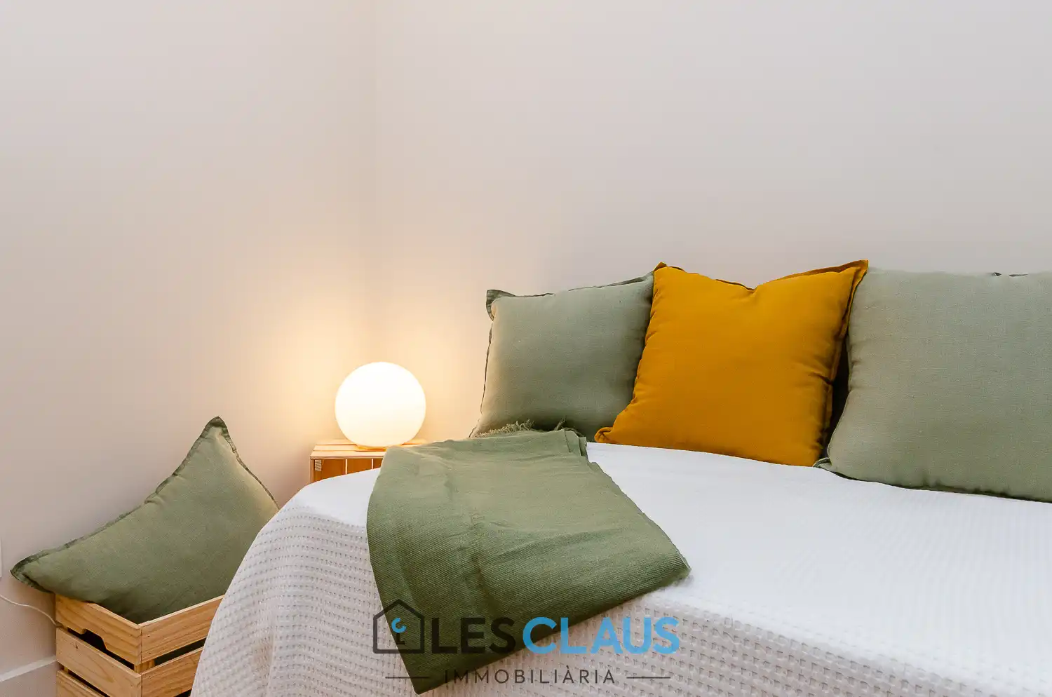 Schlafzimmer von Wohnung zum Verkauf in Barcelona mit Parkett, Ofen und Mikrowelle