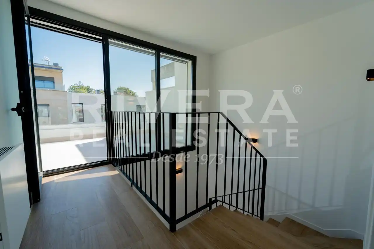 Habitación de Casa adosada en venta en Vigo  con Calefacción y Jardín privado