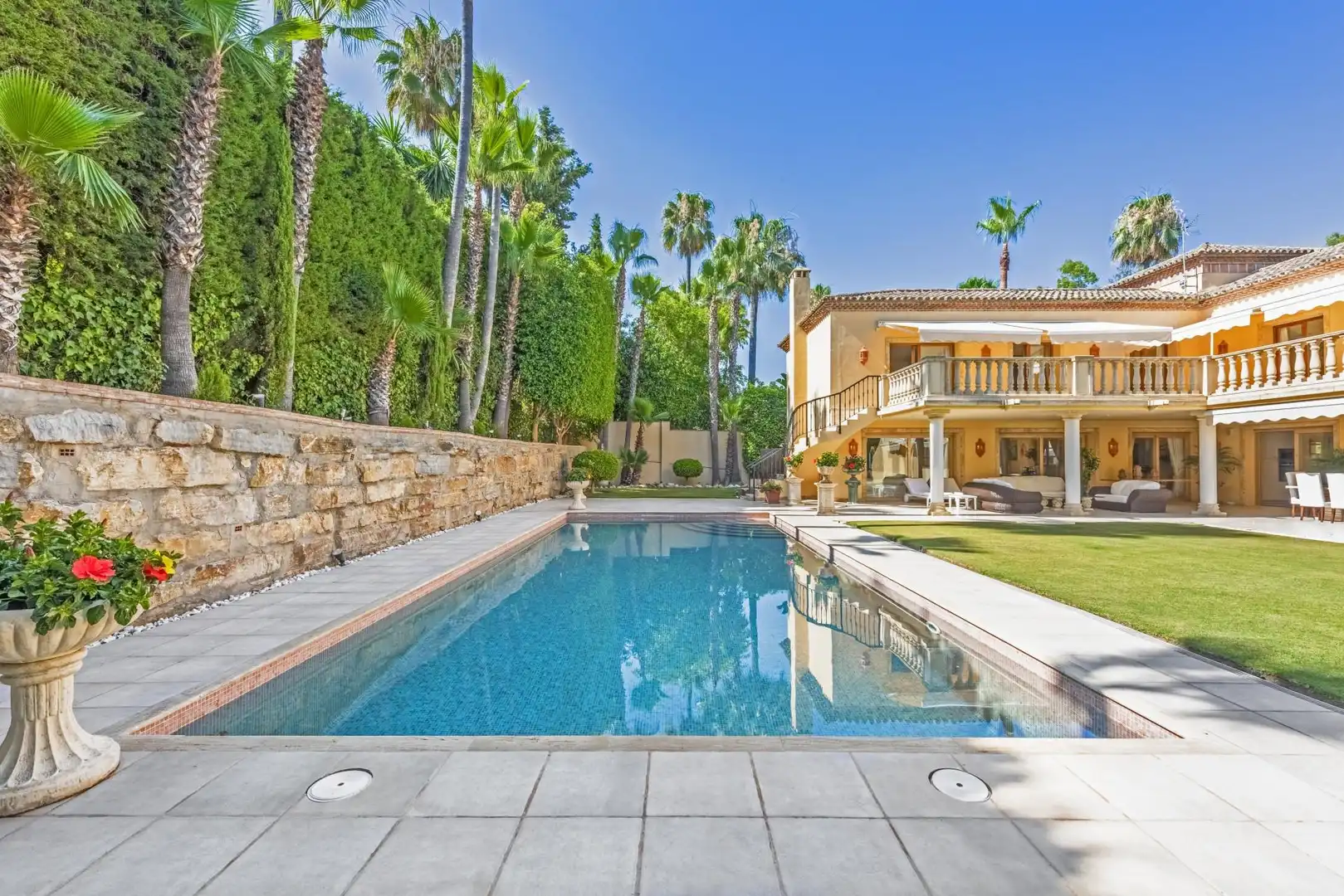 Detached house with pool for sale in Nueva Andalucía, imagen 4