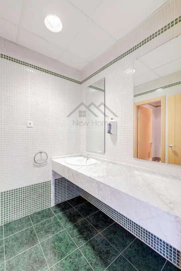 Baño de Oficina de alquiler en Paterna con Aire acondicionado, Calefacción y Trastero