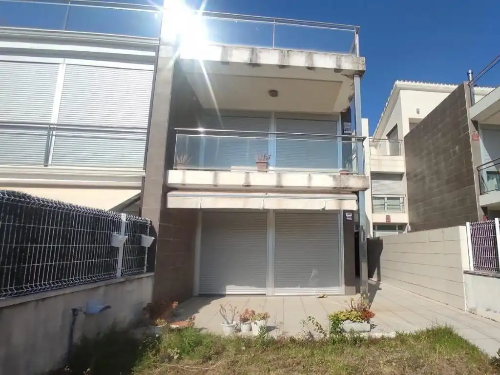 Vista exterior de Casa adosada en venda en Cambrils amb Terrassa i Piscina comunitària