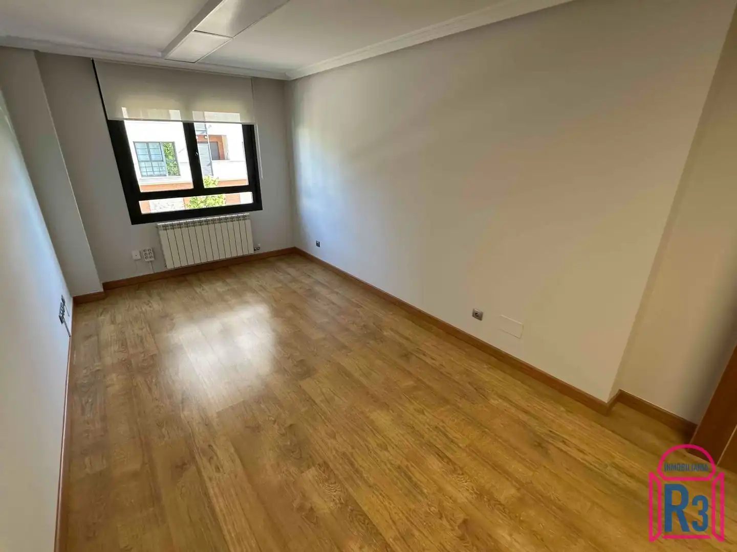 Habitación de Oficina de alquiler en León Capital  con Calefacción y Terraza
