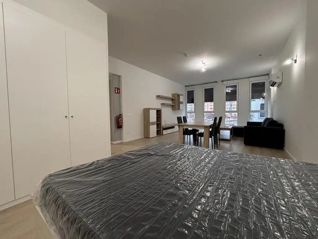 Dormitori de Estudi de lloguer en Madrid amb Aire condicionat, Moblat i Piscina comunitària