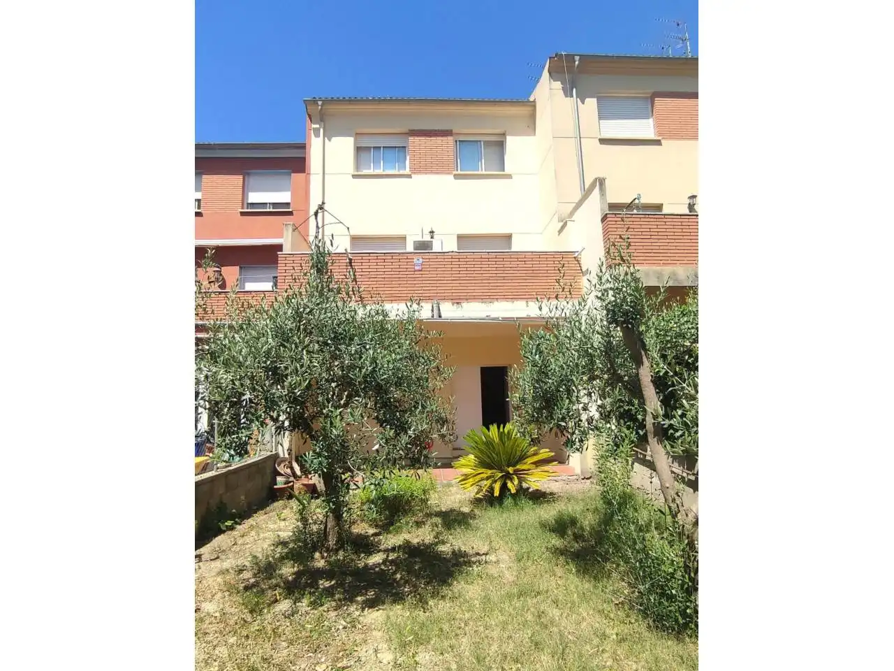 Vista exterior de Casa o xalet en venda en La Granada amb Aire condicionat, Calefacció i Jardí privat