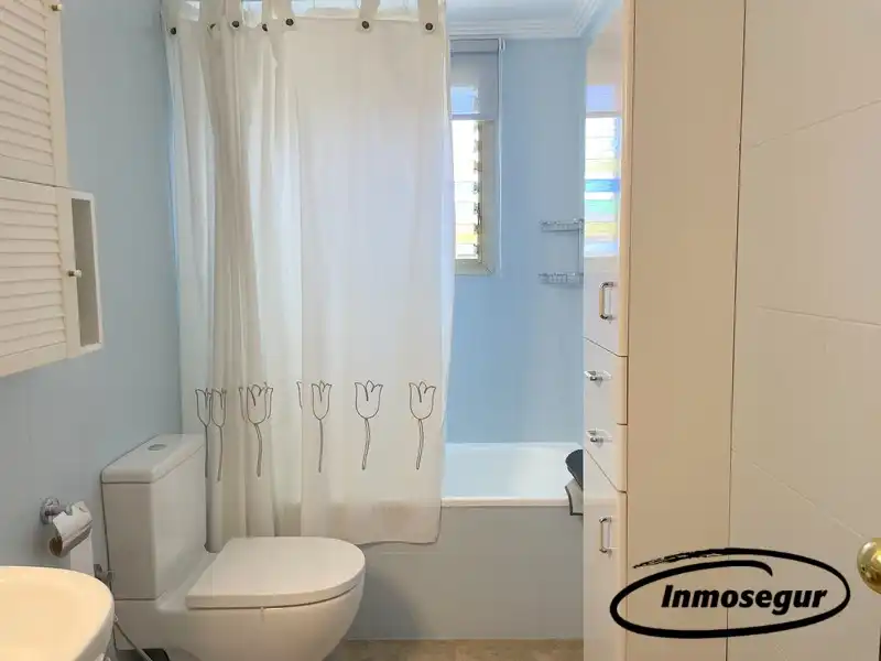 Baño de Piso en venta en Salou con Terraza, Amueblado y Piscina comunitaria