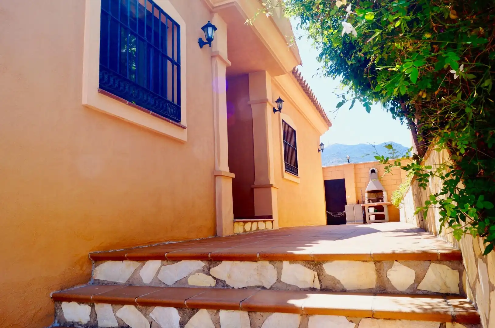 Außenansicht von Haus oder Chalet zum Verkauf in Benalmádena mit Klimaanlage, Heizung und Privatgarten