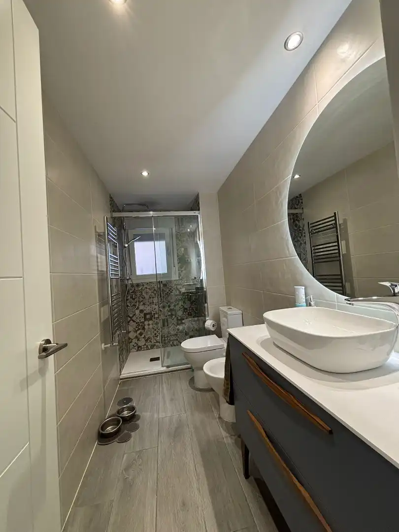 Badezimmer von Wohnung zur Miete in Madrid mit Klimaanlage und Heizung