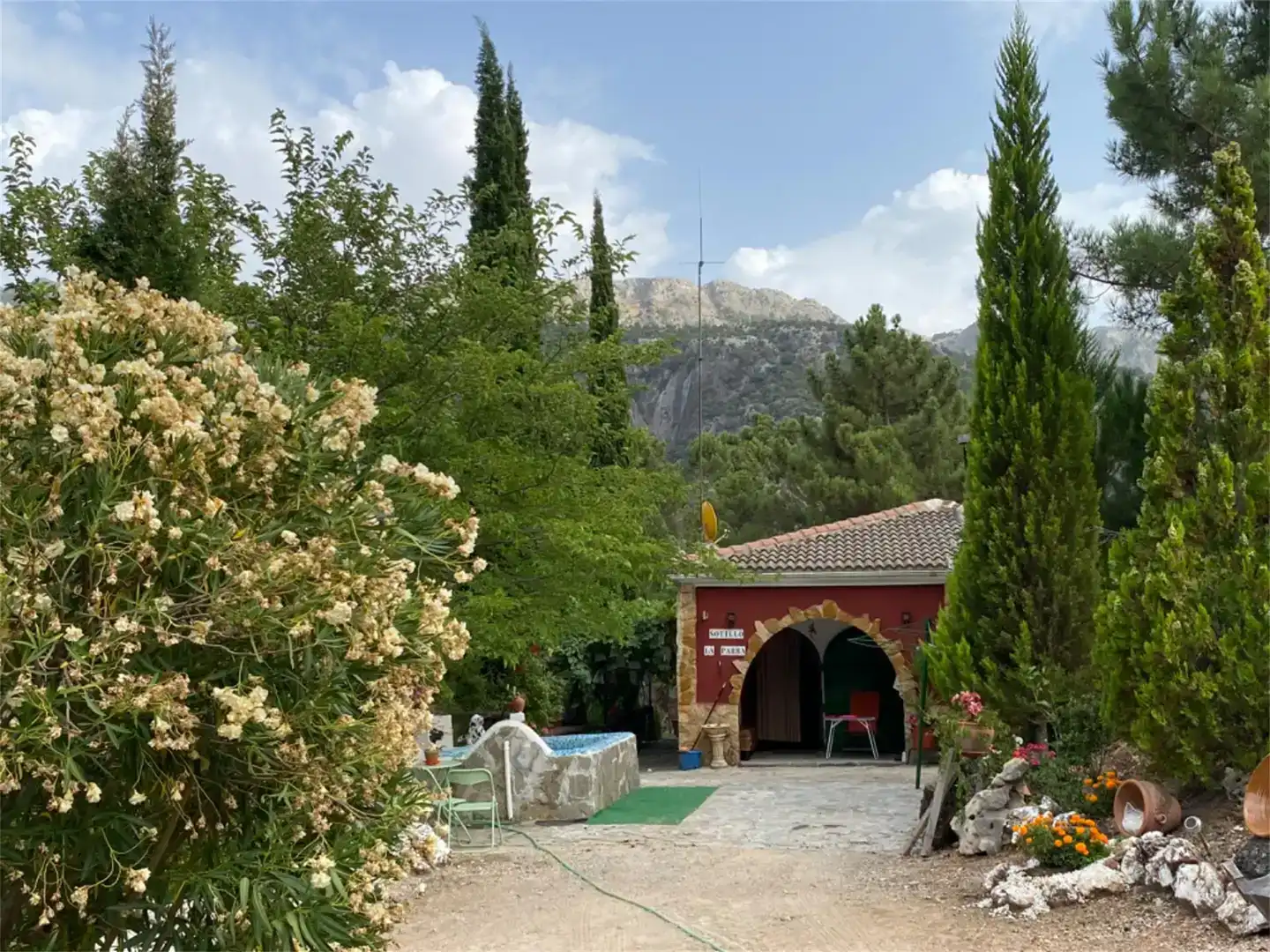 Vista exterior de Finca rústica en venda en Iznatoraf amb Jardí privat, Parquet i Piscina