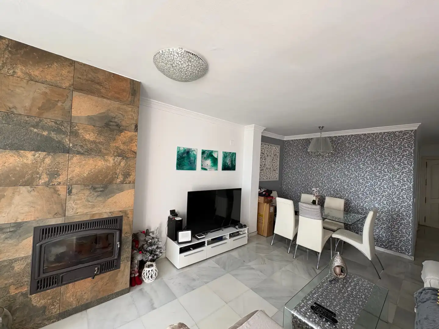 Sala d'estar de Casa adosada en venda en Estepona amb Aire condicionat, Jardí privat i Terrassa