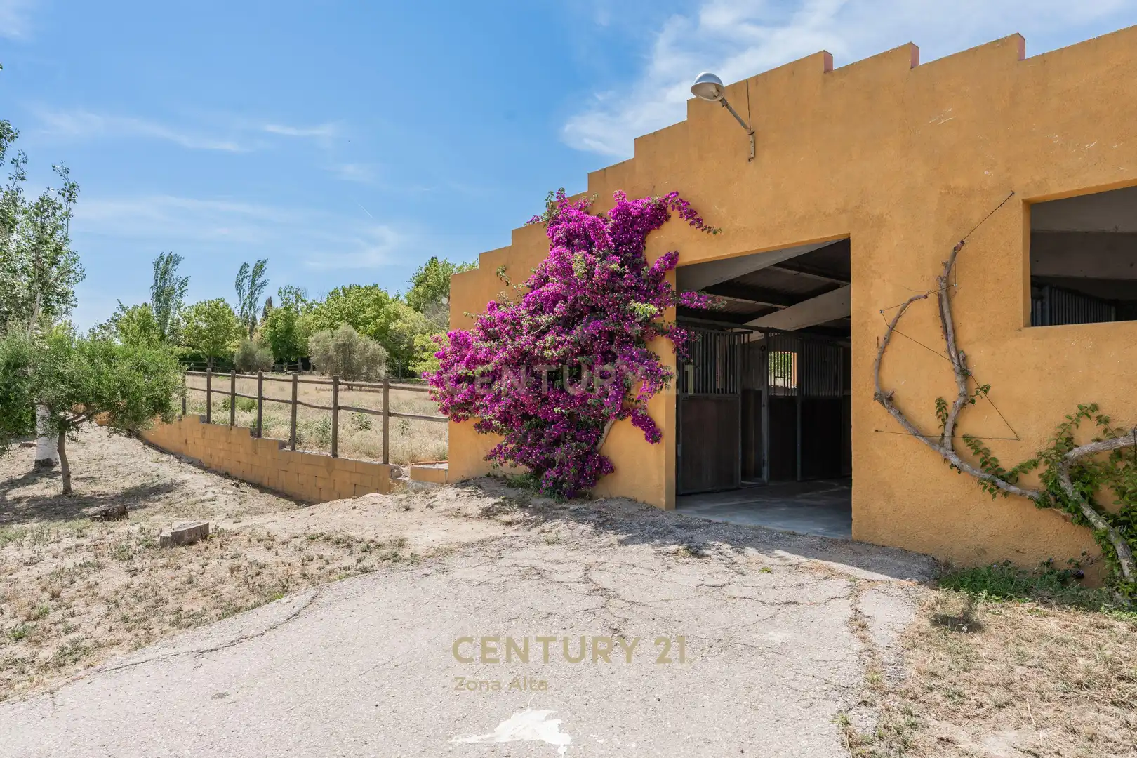 Vista exterior de Casa o xalet en venda en Castellví de la Marca amb Piscina
