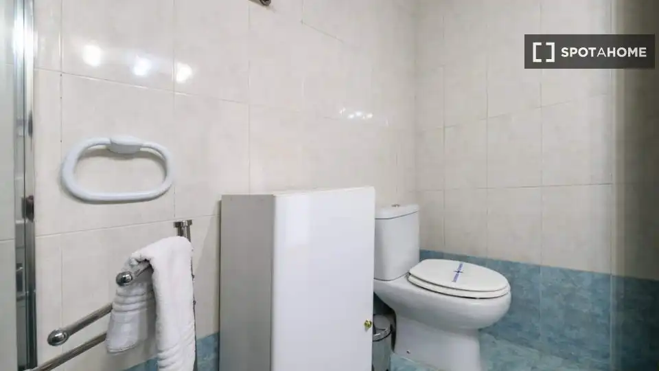 Badezimmer von Wohnung zur Miete in Madrid mit Klimaanlage, Heizung und Möbliert