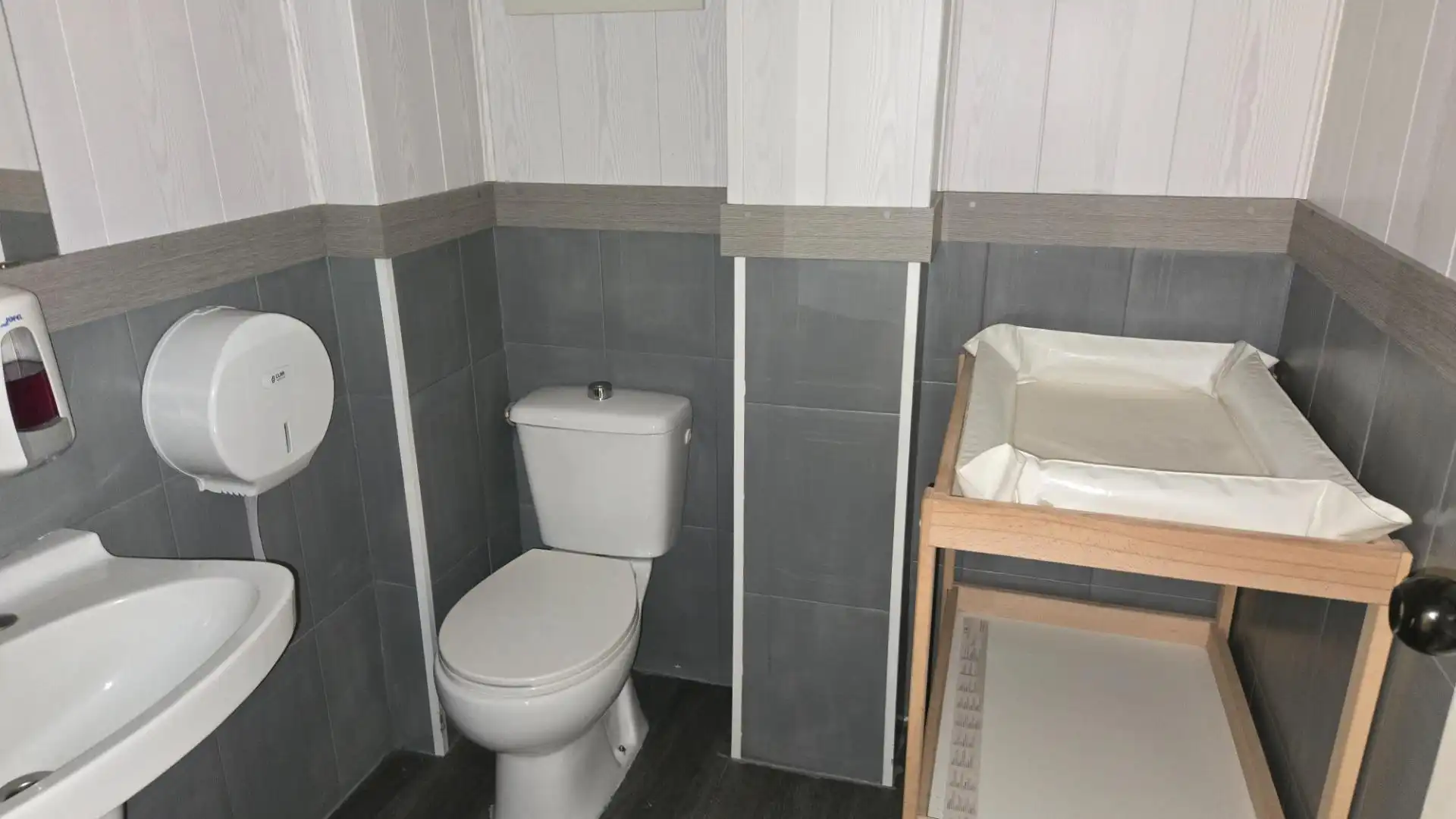 Badezimmer von Geschaftsraum zur Miete in Santiago de Compostela  mit Möbliert