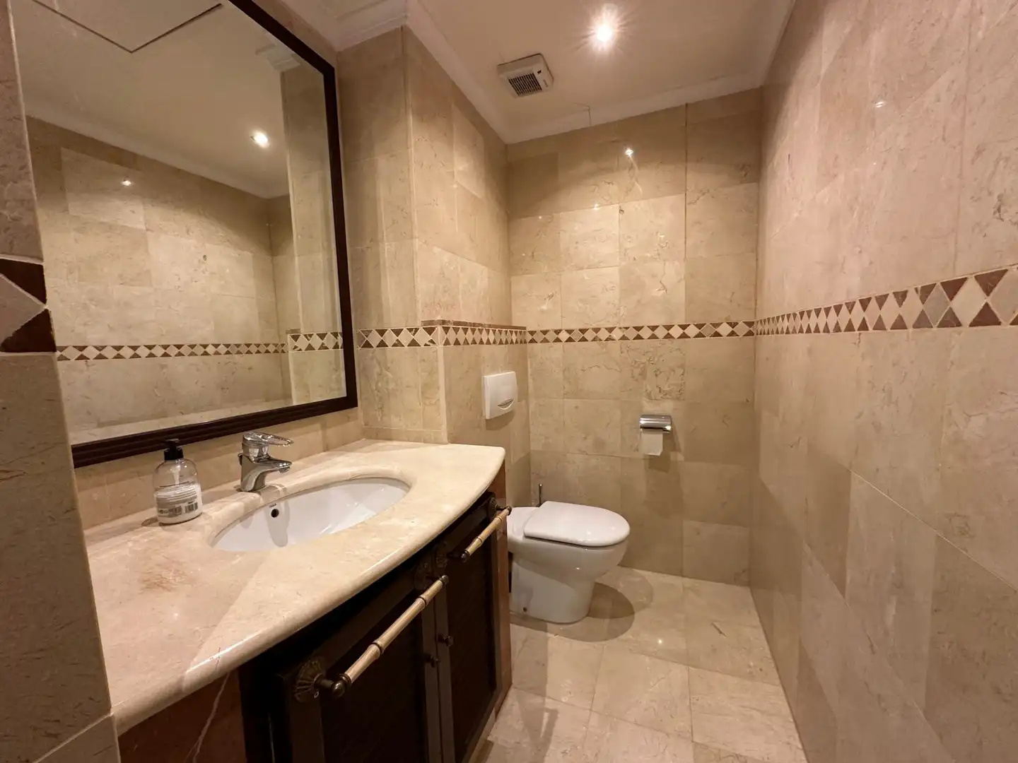 Baño de Planta baja en venta en Estepona con Aire acondicionado, Terraza y Piscina