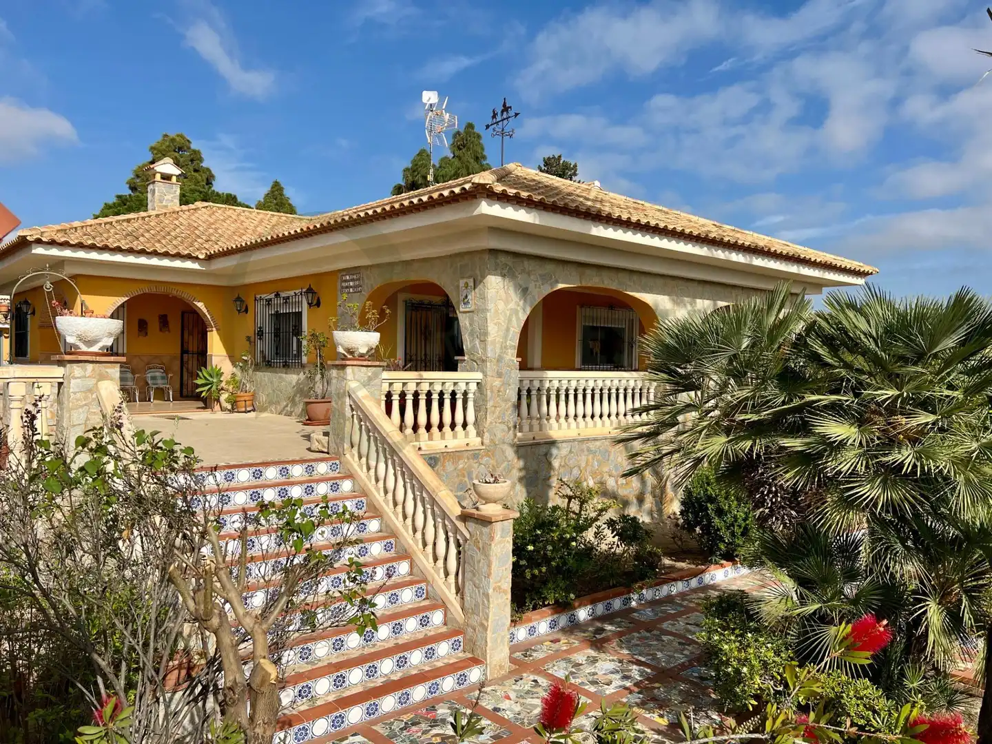 Vista exterior de Casa o xalet en venda en Alicante / Alacant amb Jardí privat, Terrassa i Traster