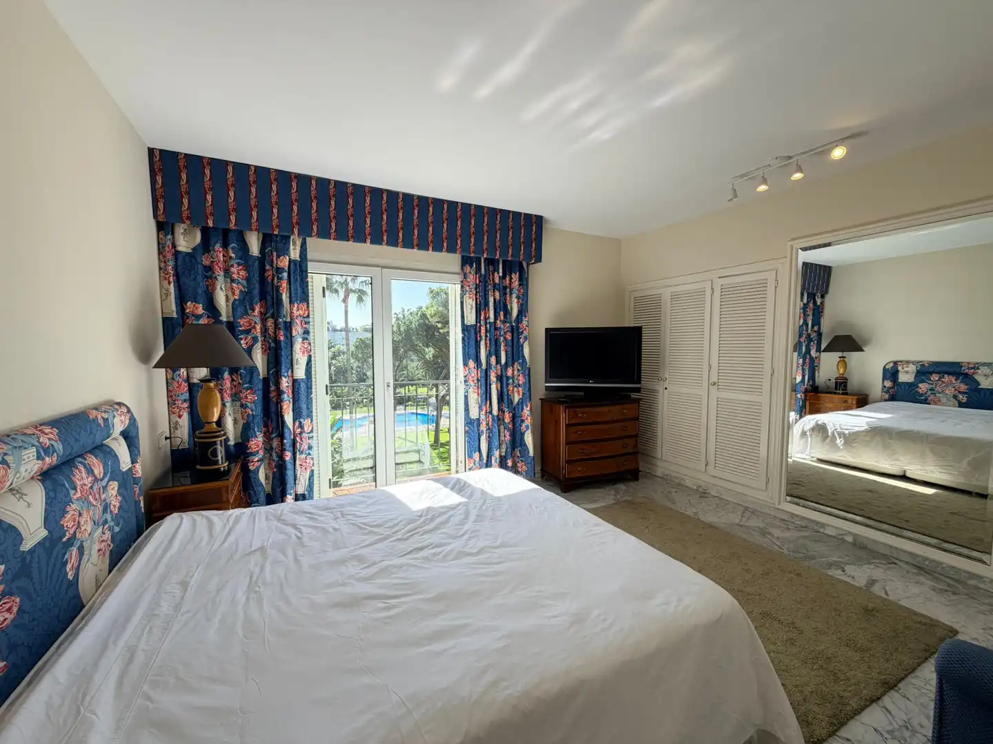 Bedroom of Flat for rent in Marbella  with Air Conditioner, Terrace and Storage room