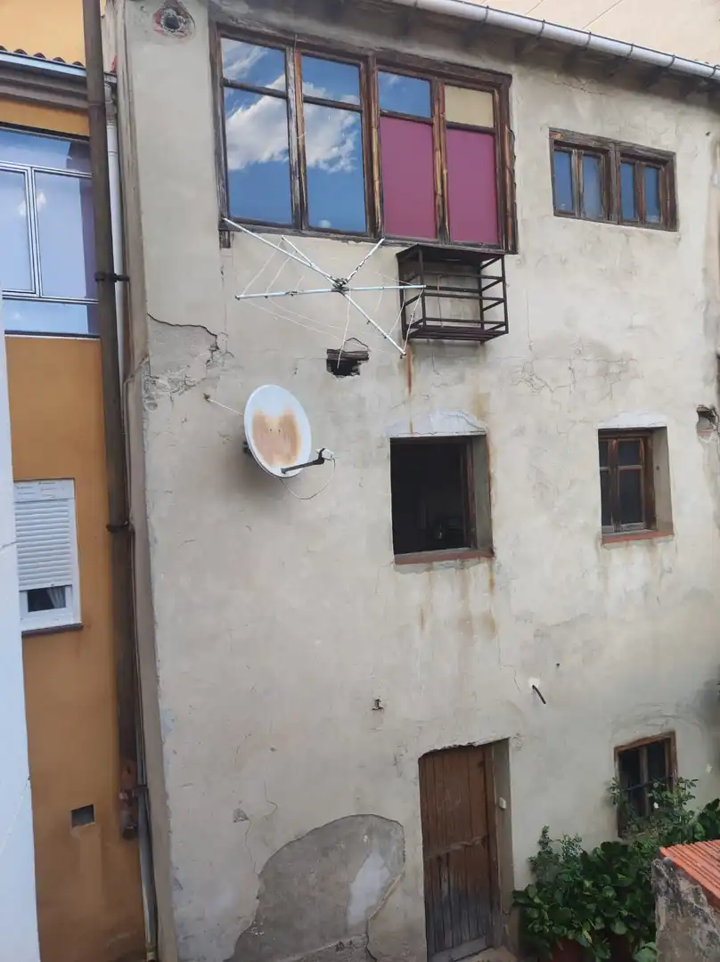 Außenansicht von Einfamilien-Reihenhaus zum Verkauf in Barruelo de Santullán mit Ofen, Waschmaschine und Fernseher