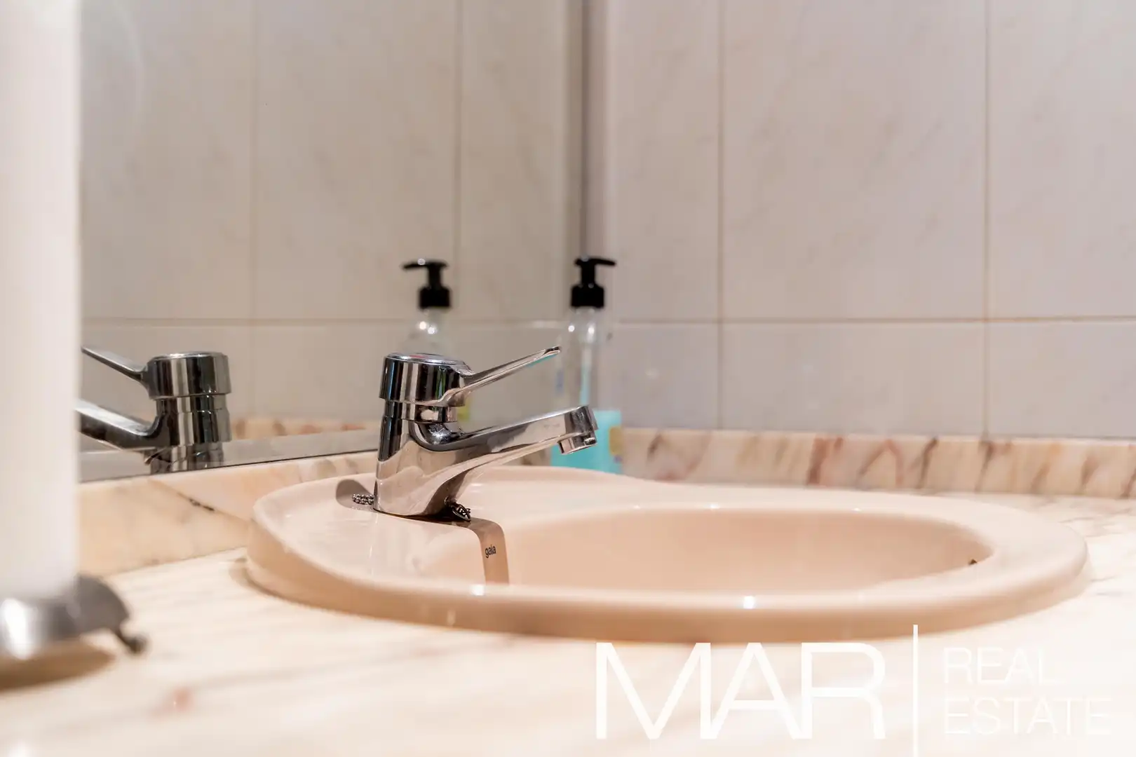 Bathroom of Office for sale in Madrid  with Storage room