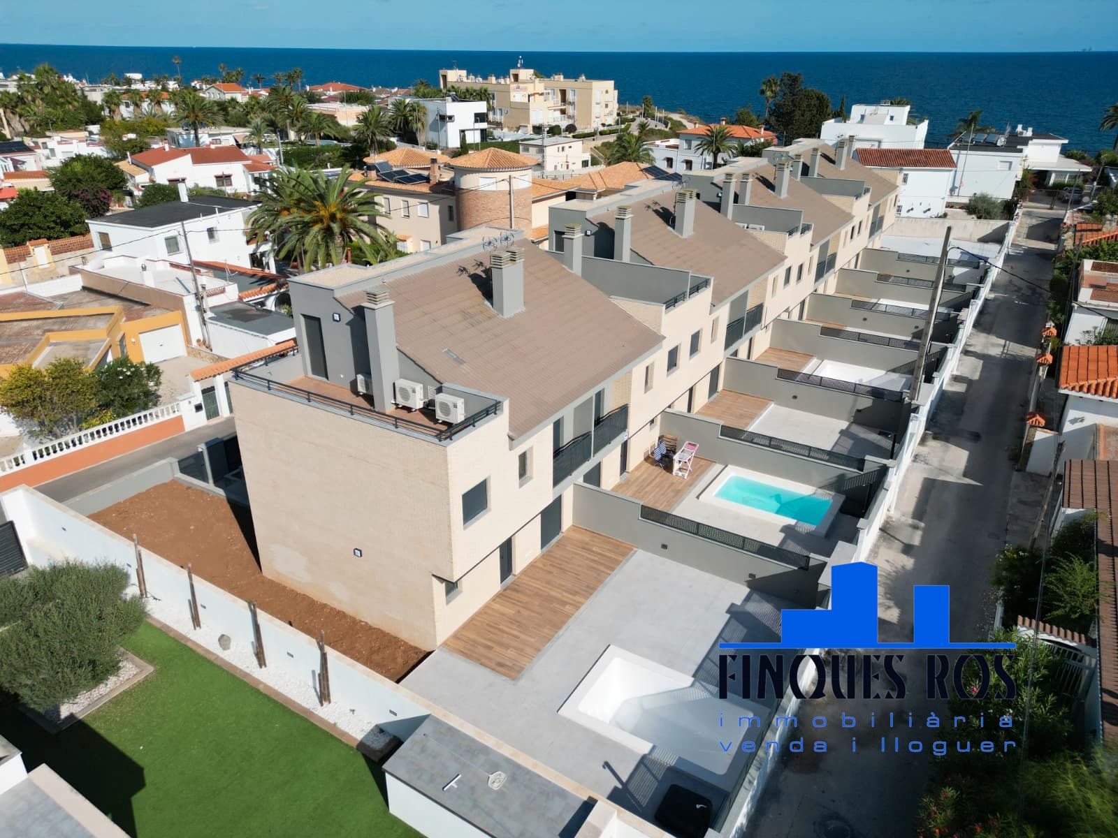 Exterior view of Single-family semi-detached for sale in Vinaròs  with Air Conditioner, Private garden and Terrace