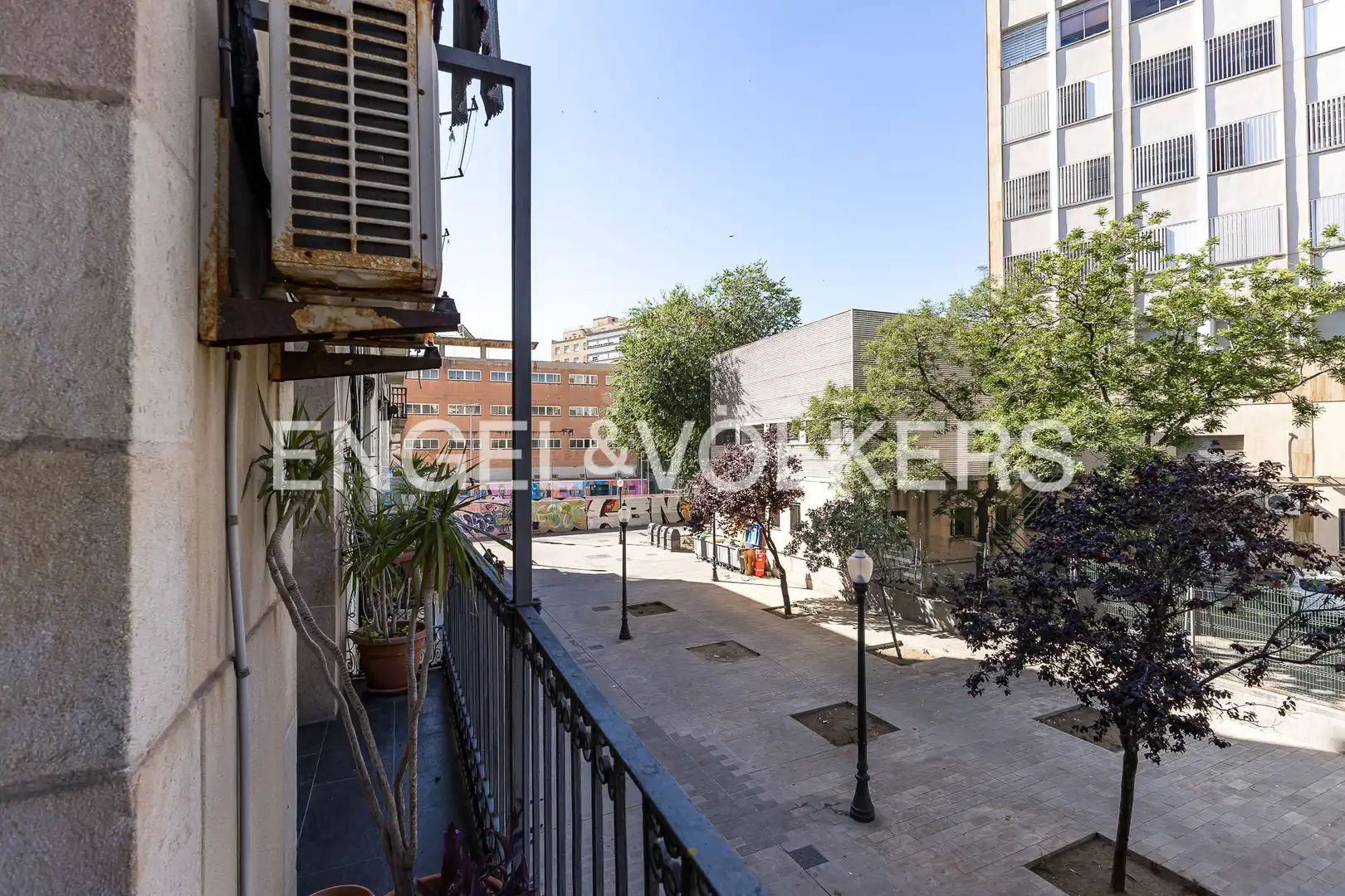 Vista exterior de Piso en venta en Barcelona con Calefacción, Amueblado y Balcón