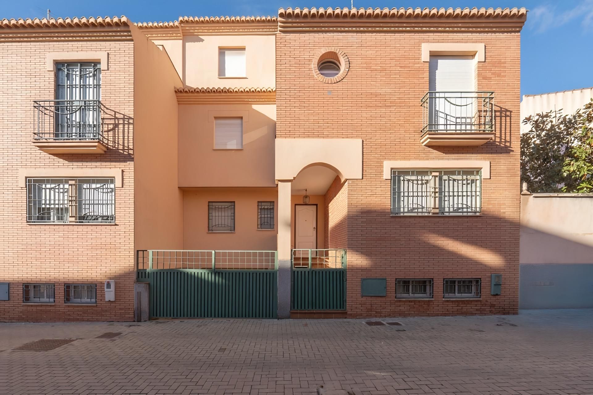 Vista exterior de Casa adosada en venda en  Granada Capital amb Aire condicionat, Calefacció i Jardí privat