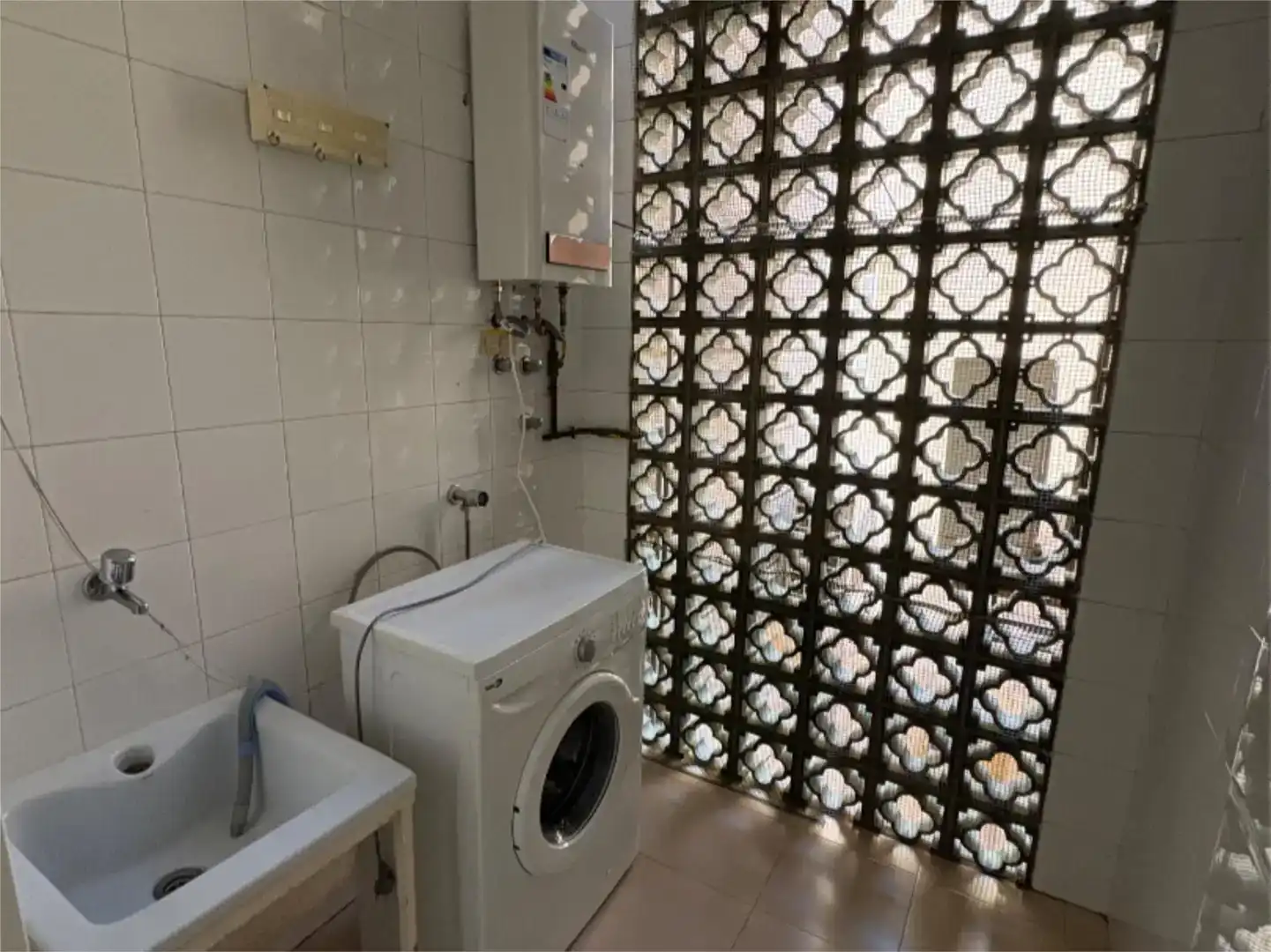 Baño de Piso de alquiler en Tomares con Aire acondicionado, Piscina y Balcón