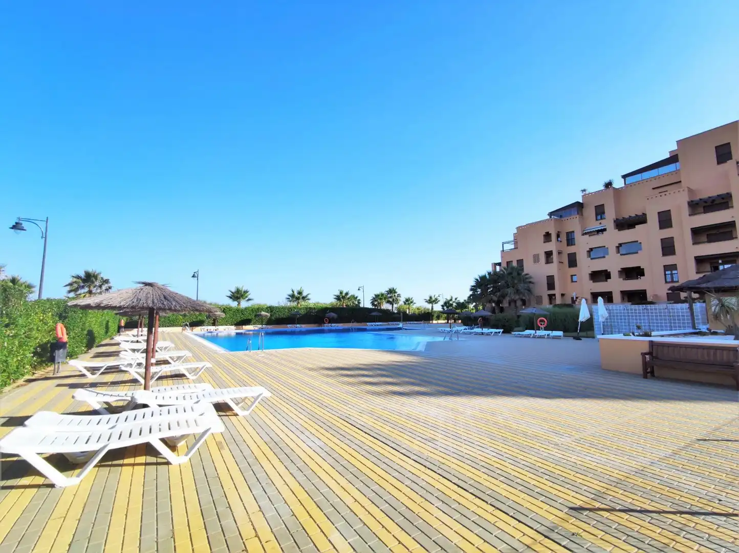 Piscina de Apartamento de alquiler en Ayamonte con Terraza, Amueblado y Piscina comunitaria