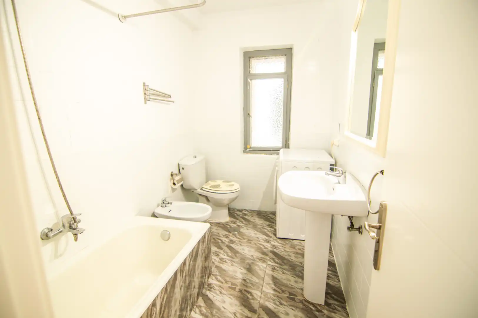 Badezimmer von Wohnung zum Verkauf in Siero mit Heizung, Parkett und Abstellraum