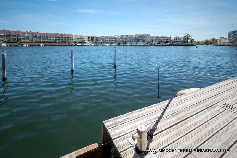 Vista exterior de Casa o xalet en venda en Empuriabrava amb Aire condicionat, Calefacció i Jardí privat