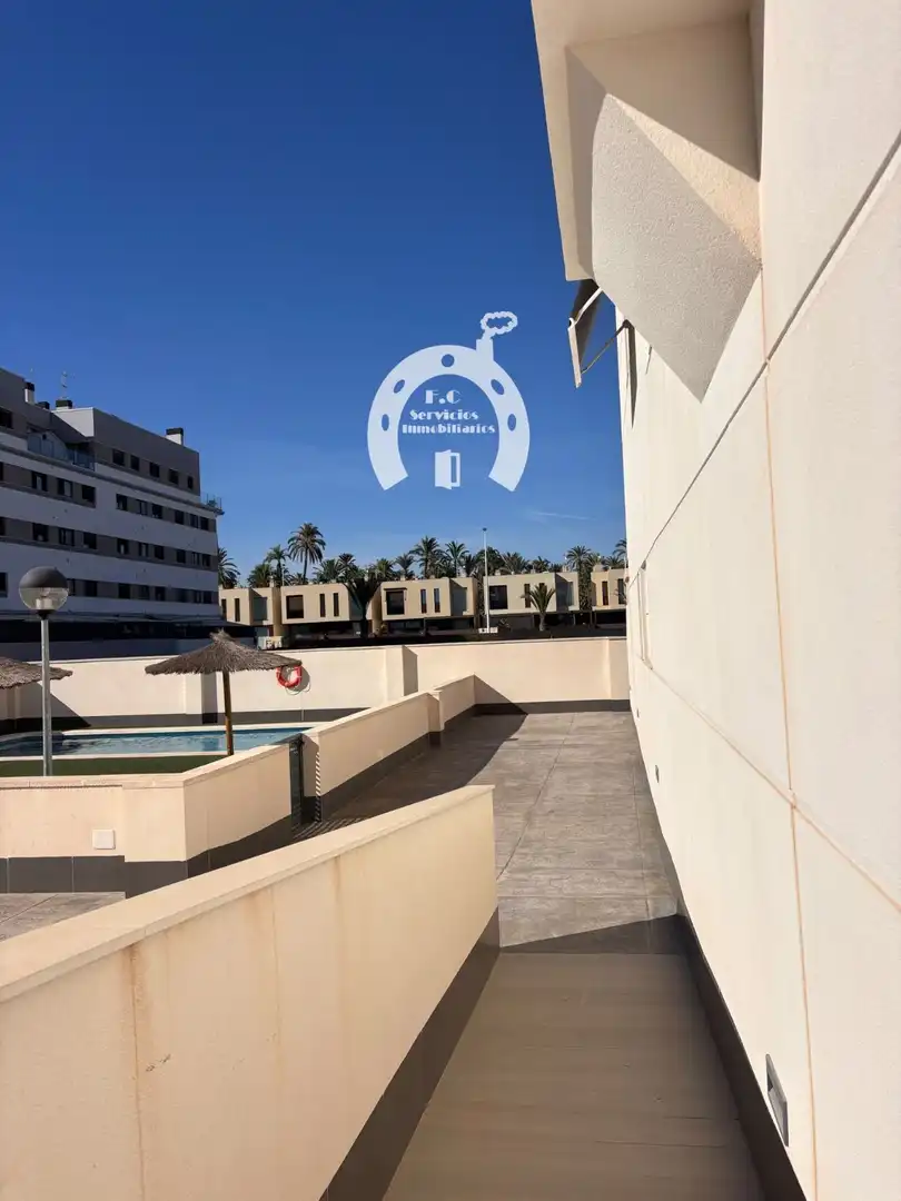Vista exterior de Pis en venda en Elche / Elx amb Aire condicionat, Terrassa i Piscina
