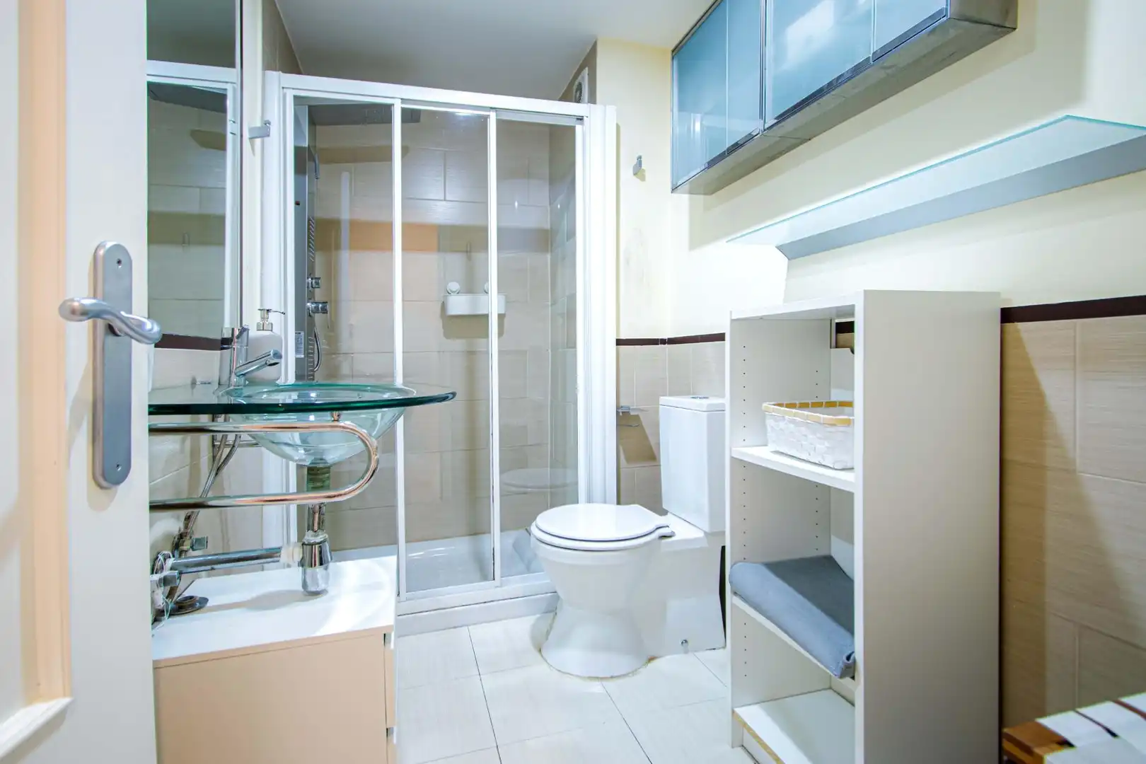 Badezimmer von Erdgeschoss zum Verkauf in Sevilla mit Klimaanlage, Terrasse und Möbliert