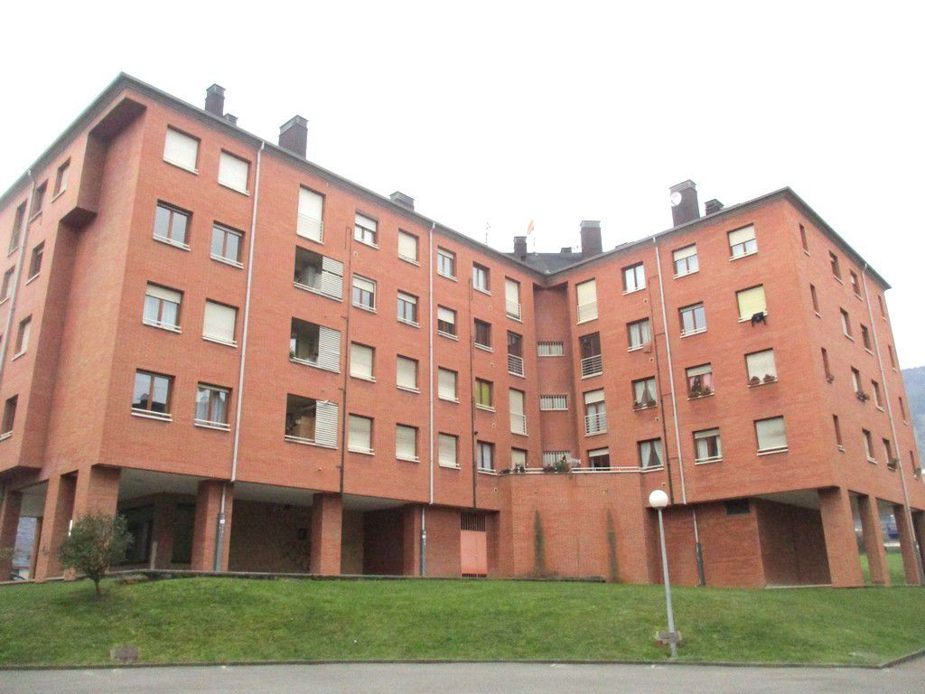 Vista exterior de Pis en venda en Oviedo  amb Calefacció i Traster