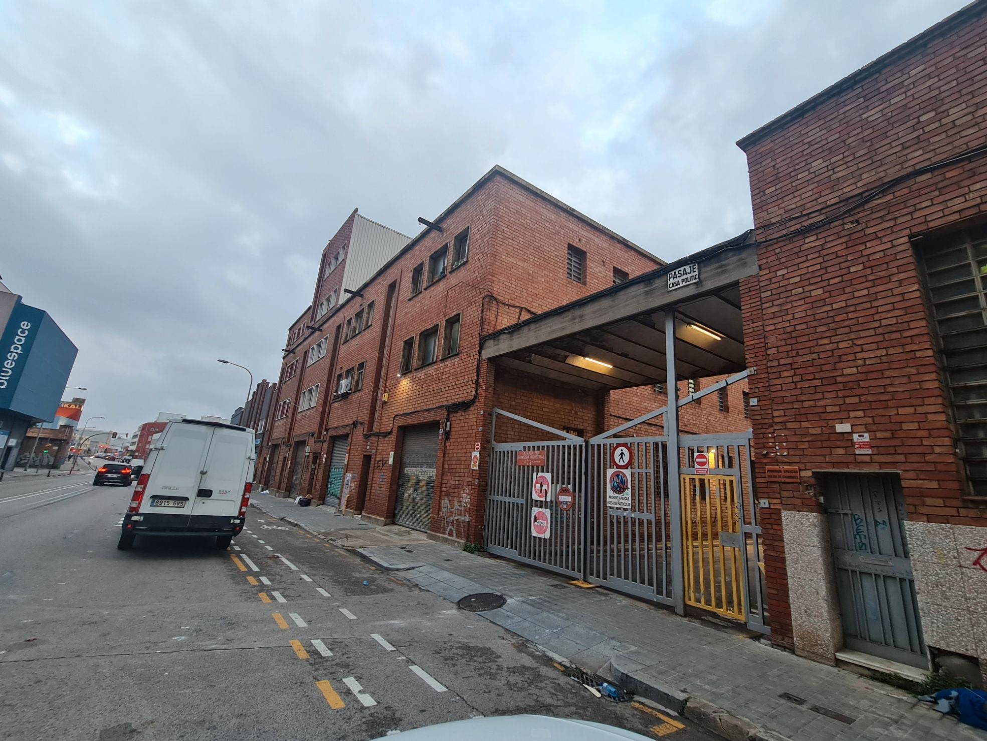 Vista exterior de Nau industrial en venda en L'Hospitalet de Llobregat amb Calefacció