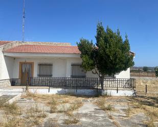 Vista exterior de Finca rústica en venda en Talavera de la Reina amb Piscina