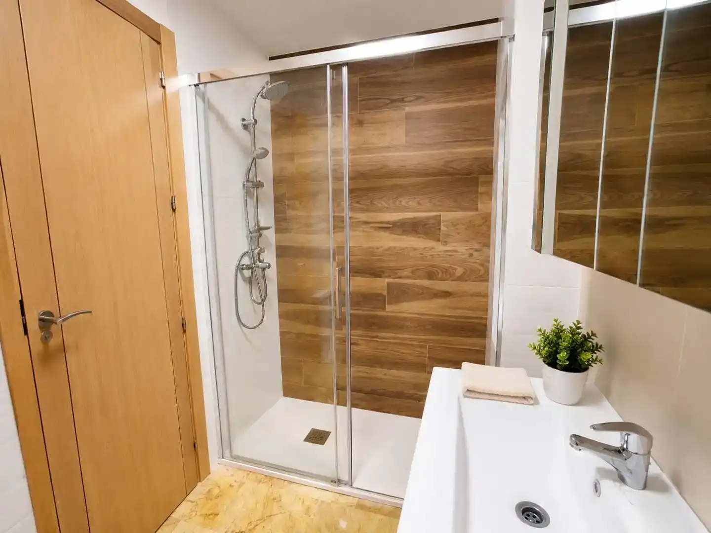 Bathroom of Flat for rent in Armilla  with Air Conditioner