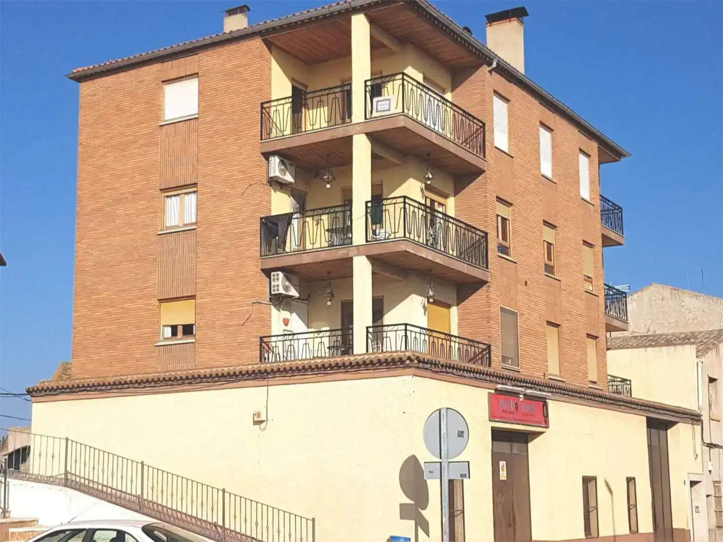 Außenansicht von Wohnung zum Verkauf in Jarafuel mit Klimaanlage und Balkon