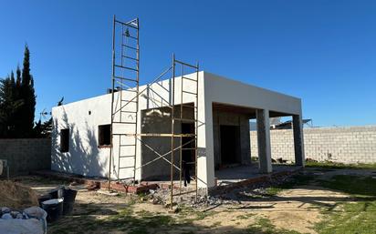 Vista exterior de Casa o xalet en venda en Chiclana de la Frontera amb Piscina