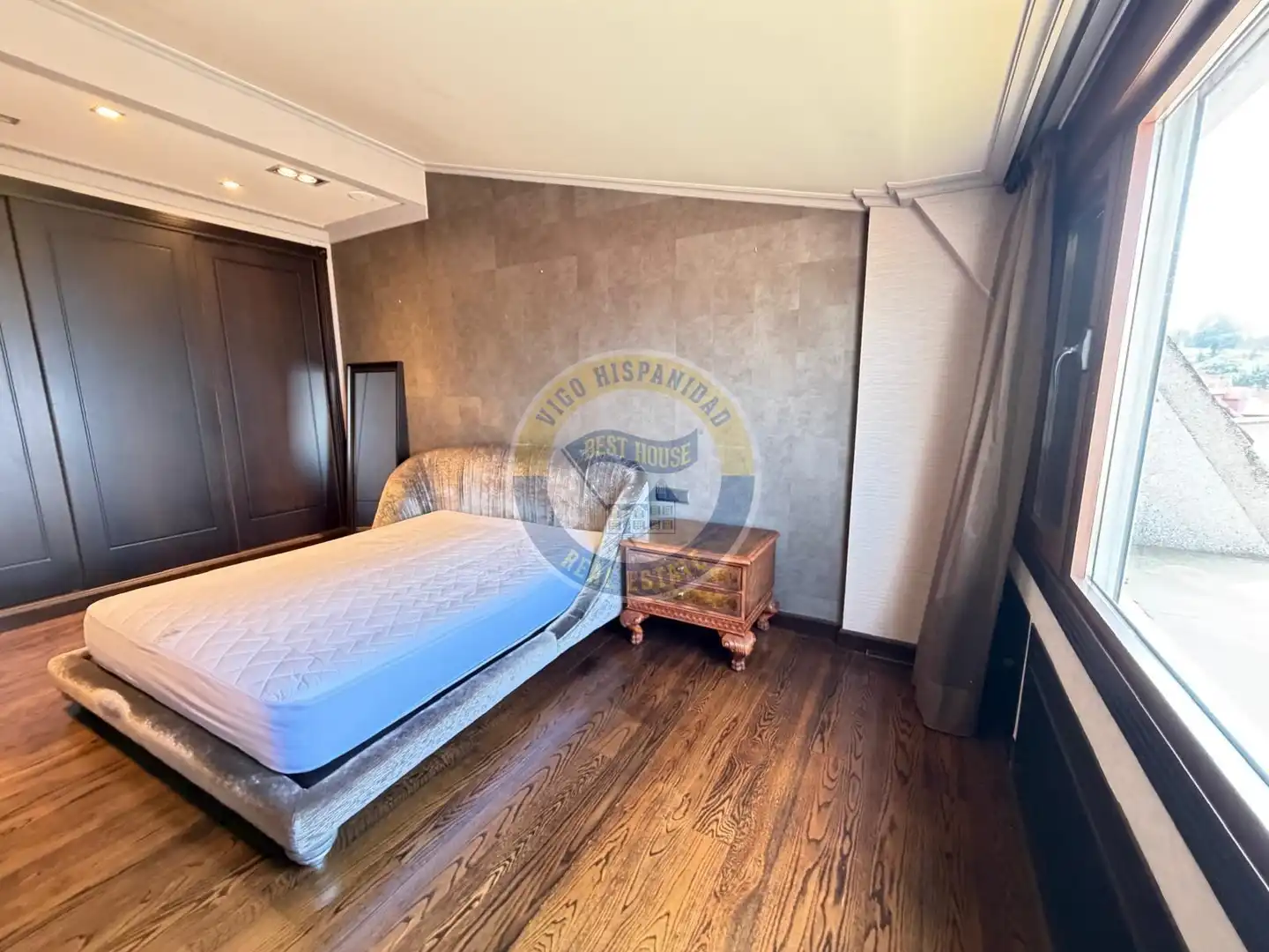 Schlafzimmer von Dachboden zur Miete in Vigo  mit Heizung, Parkett und Terrasse