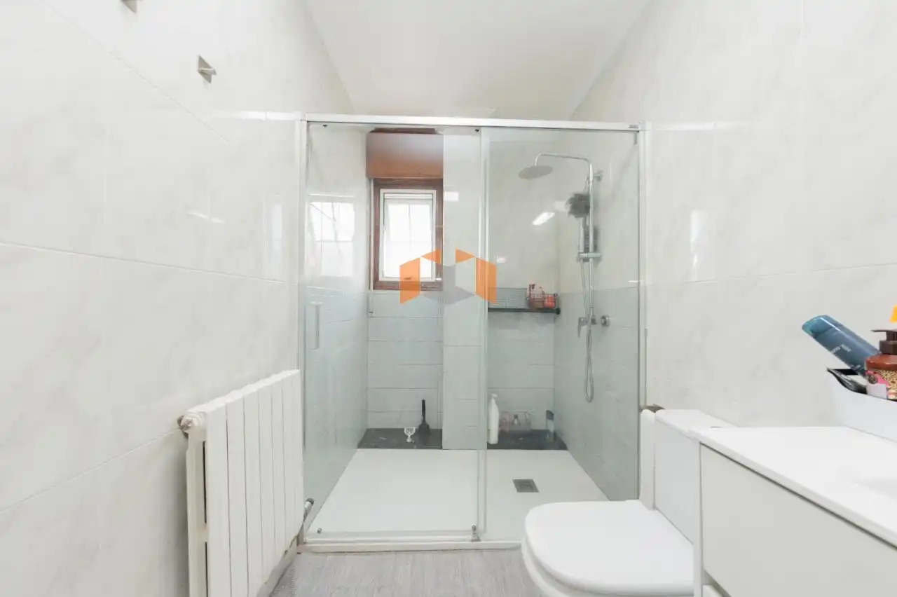 Bathroom of Houses for sale in Vigo   with Heating, Private garden and Parquet flooring