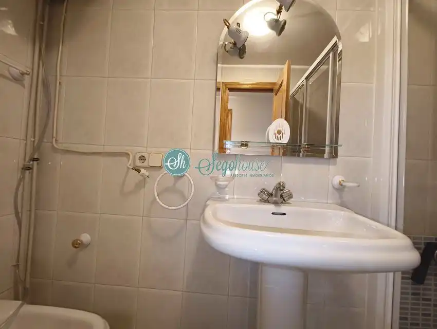 Baño de Piso de alquiler en San Cristóbal de Segovia con Calefacción, Parquet y Amueblado