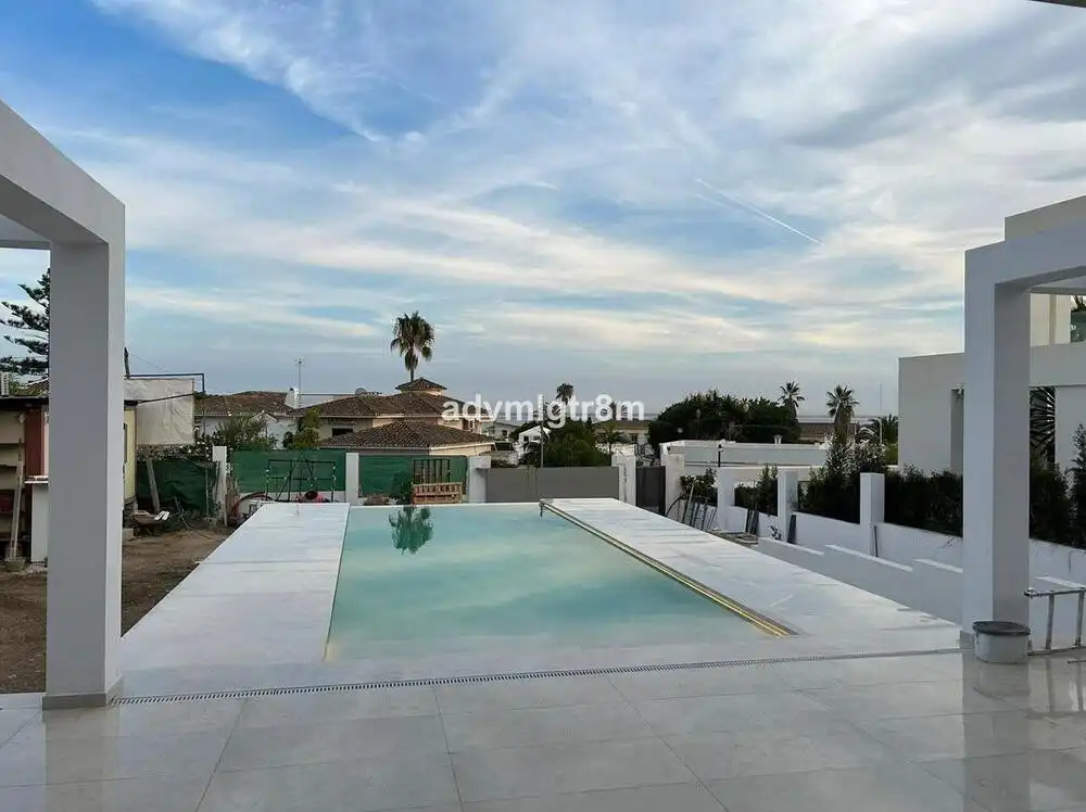 Piscina de Casa o xalet en venda en Marbella amb Aire condicionat, Jardí privat i Terrassa