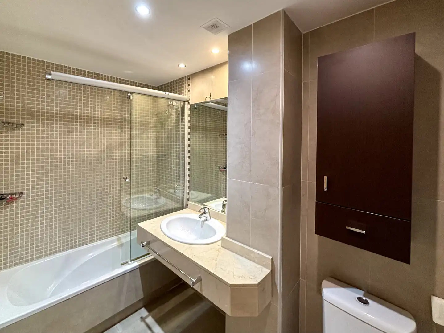 Baño de Piso en venta en  Granada Capital con Aire acondicionado, Terraza y Piscina