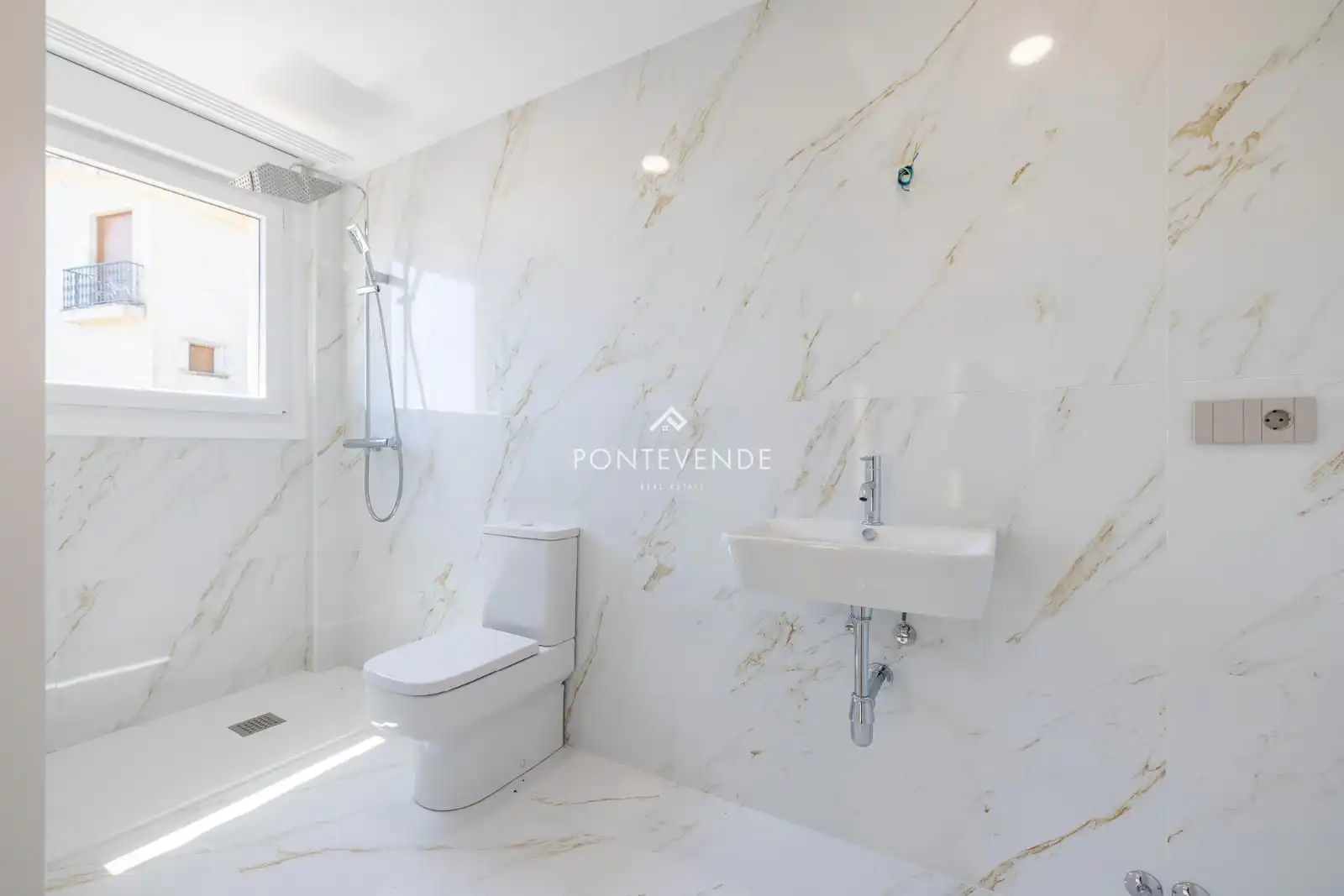 Bathroom of Houses for sale in Sanxenxo  with Private garden, Parquet flooring and Terrace
